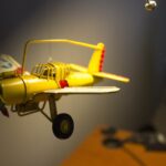 Geel blikken modelvliegtuig in een luchtvaartmuseum
