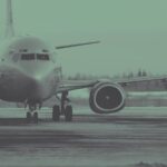 Boeing 737 taxiet over een winters platform