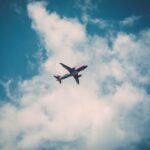 Airbus A320 van Wizz Air in de lucht, gezien vanaf de grond