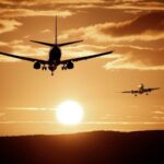 Twee vliegtuigen in de nadering bij zonsondergang