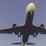 Verkeersvliegtuig van onderaf tijdens de landing, landingsgestel uit